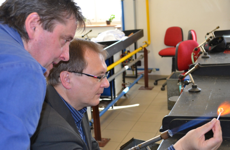 Na přdchozí akci  projektu NadoTech v Jablonci n. N. si práci s kahanem si vyzkoušel i Radek Cikl